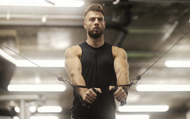 Pequenas mudanças na execução fazem o músculo “abrir” e dar o aspecto de tronco atlético sem aumentar o peso - iStock