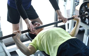 Veja como treinar peito e tríceps com eficiência na academia - iStock