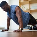Use apenas o peso do corpo para conquistar força e definição nos braços - iStock