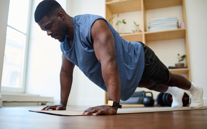 Use apenas o peso do corpo para conquistar força e definição nos braços - iStock