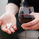 Alguns medicamentos podem potencializar os efeitos do álcool, assim como pode ocorrer o contrário - iStock