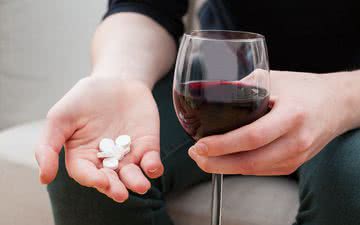 Alguns medicamentos podem potencializar os efeitos do álcool, assim como pode ocorrer o contrário - iStock