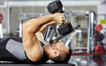 Tríceps testa é um ótimo exercício para braços mais fortes - iStock