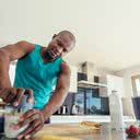 Saiba o que você deve levar em consideração na hora de montar uma dieta para hipertrofia - iStock