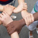 Metade das meninas diz ter tratamento desigual em relação aos meninos na família - iStock