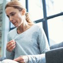 A menopausa pode ter uma série de sintomas, que variam de acordo com cada mulher - iStock