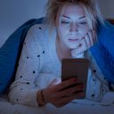 Segundo os dados, as mulheres passaram mais tempo em frente às telas do que os homens - iStock