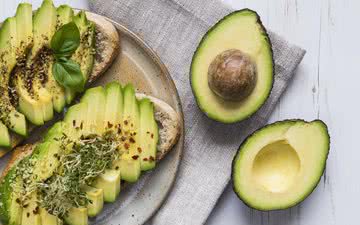 Um abacate inteiro fornece 30% do valor diário de folato; 36% de vitamina K e 20% de vitamina C - iStock