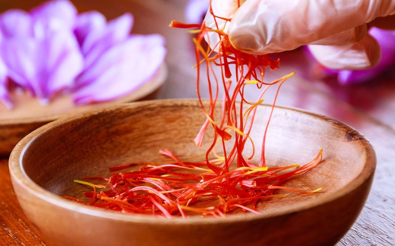 Mergulhar os fios de açafrão em água quente é uma das melhores maneiras de obter um sabor rico e profundo - iStock