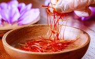Mergulhar os fios de açafrão em água quente é uma das melhores maneiras de obter um sabor rico e profundo - iStock