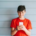 Seguidora está preocupada, pois o filho é muito jovem para entender os riscos desses apps - iStock