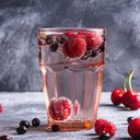 Substitua o refrigerante por água com gás e acrescente infusão ou fatias de frutas frescas - iStock