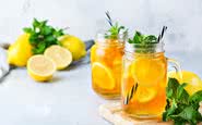Deixe a água mais atraente: jogue limões, laranjas, fatias de pepino e hortelã junto dela em uma jarra - iStock