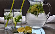 Cortar uma fruta e colocar folhas de hortelã em uma jarra com água pode ajudar a beber mais - iStock