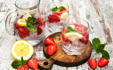 Água saborizada pode levar frutas frescas, ervas ou até vegetais, criando uma bebida refrescante e com poucas calorias - iStock