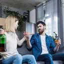 O álcool pode aumentar muito a chance de comportamento agressivo em algumas pessoas - iStock