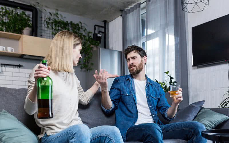 O álcool pode aumentar muito a chance de comportamento agressivo em algumas pessoas - iStock