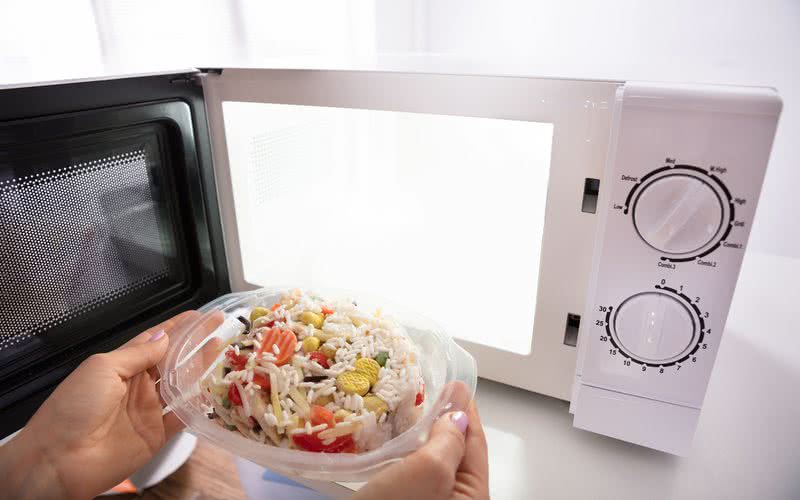 Não aqueça alimentos ou os coloque quentes em recipientes de plástico macios, e evite cobri-los com filme plástico - iStock