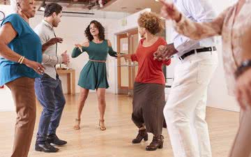 Aprender algo ajuda a manter o cérebro saudável, como passar a ter aulas de dança, por exemplo - iStock
