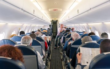 O indicado, durante longas viagens de avião, é movimentar as pernas e até caminhar pela aeronave - iStock