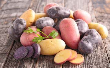 Consuma batatas de todas as cores, já que cada pigmento está associado a diferentes compostos protetores - iStock