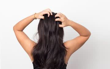 Estudos indicaram que massagens regulares na cabeça podem ajudar o cabelo a crescer mais espesso - iStock