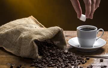 Um novo estudo procurou saber se havia diferença entre tomar o café puro ou com açúcar ou adoçante - iStock