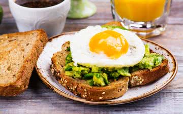 Ter um café da manhã rico em proteínas pode ajudar tanto a reduzir os desejos quanto na perda de peso - iStock