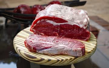 Algumas pesquisas ligam a carne vermelha e processada à inflamação, o que pode aumentar os sintomas de artrite - iStock