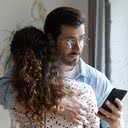 No relacionamento rebote, a pessoa pode postar excessivamente vídeos e fotos atuais para causar ciúmes no ex - iStock