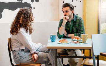A pessoa pode mergulhar em histórias profundamente pessoais imediatamente, compartilhando detalhes íntimos em excesso - iStock