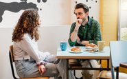 A pessoa pode mergulhar em histórias profundamente pessoais imediatamente, compartilhando detalhes íntimos em excesso - iStock
