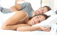 A conexão emocional que você tem com seu parceiro de cama também pode melhorar seu sono - iStock