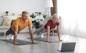 Passar tempo juntos fazendo algo que ambos gostam pode solidificar uma amizade dentro do relacionamento romântico - iStock