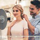 O parceiro pode fazer grandes gestos ou comprar presentes caros demais no início do relacionamento - iStock