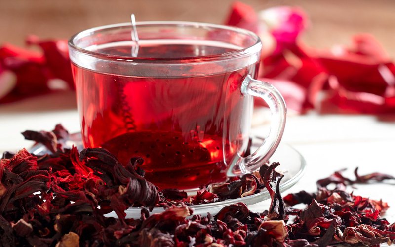 O chá de hibiscus melhora a imunidade por ser considerado uma potência antibacteriana - iStock