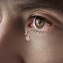 Sentimentos de opressão e preocupação que acompanham a ansiedade podem fazer com que a pessoa chore - iStock