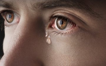Sentimentos de opressão e preocupação que acompanham a ansiedade podem fazer com que a pessoa chore - iStock