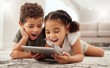Antes de culpar os aparelhos eletrônicos, é preciso olhar para o que acontece ao redor da criança - iStock