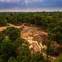 Mineração ilegal causa desmatamento e poluição fluvial na floresta amazônica perto da Terra Indígena Menkragnoti, no Pará - iStock