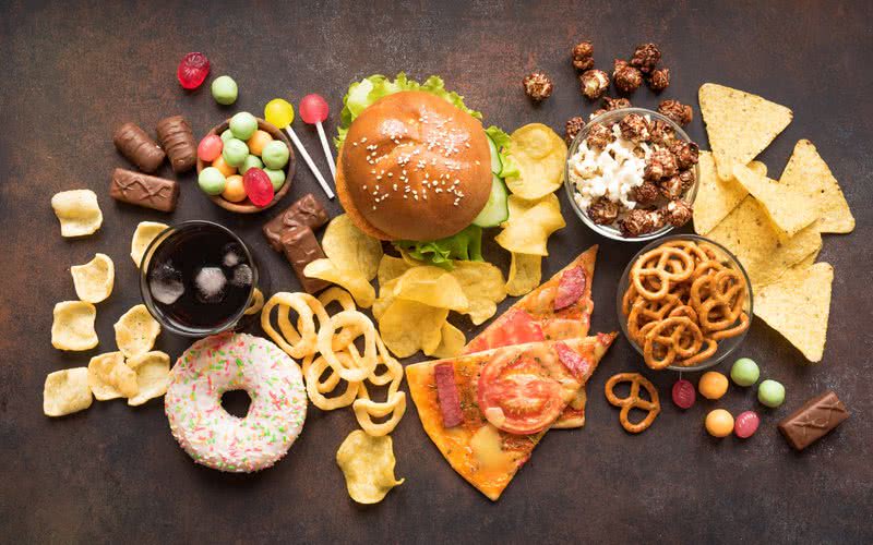 Alimentos produzidos em massa contêm aditivos, como conservantes, adoçantes e aromatizantes, gorduras trans e corantes - iStock