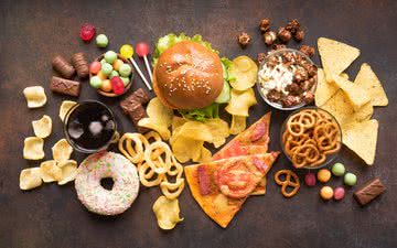 Alimentos produzidos em massa contêm aditivos, como conservantes, adoçantes e aromatizantes, gorduras trans e corantes - iStock