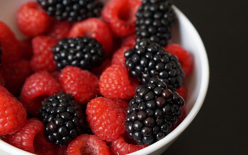 Amoras e framboesas são frutas que oferecem bastante proteínas; adicione-as ao iogurte para um café da manhã saudável - iStock
