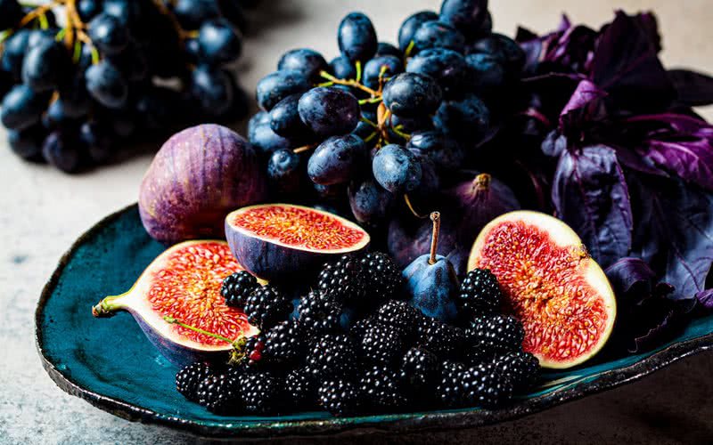 Frutas e legumes roxos contêm antocianinas, antioxidantes que previnem e reparam os danos celulares - iStock