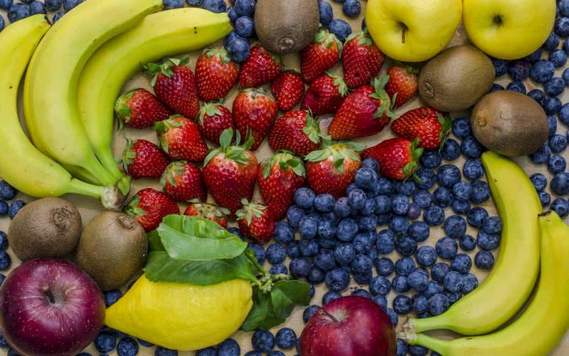 Frutas são geralmente baixas em calorias e ricas em fibras, o que pode ajudar a perder peso - iStock