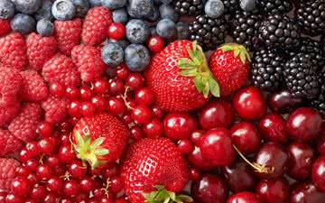 Frutas e vegetais, como morangos, mirtilos, laranjas e pimentões possuem propriedades antioxidantes - iStock