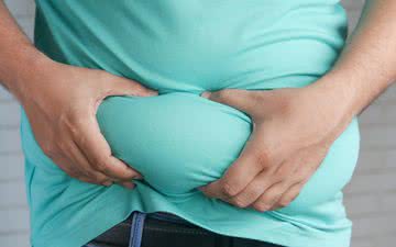 A gordura visceral se acumula na cavidade abdominal, ficando próxima a órgãos vitais, os quais pode envolver e danificar - iStock