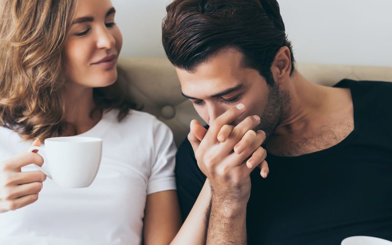 A proximidade física pode ajudar a nutrir todos os tipos de intimidade, não apenas a física - iStock