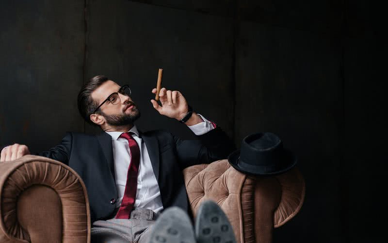 Narcisistas acreditam que são mais especiais do que os outros e só devem se associar a pessoas de alto status - iStock
