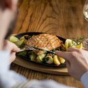 Peixes de água fria, como salmão, são excelentes fontes de ômega 3, e importantes para a função neurológica - iStock